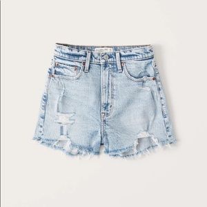NWOT Abercrombie High Rise Mom Short 2 / 26” light